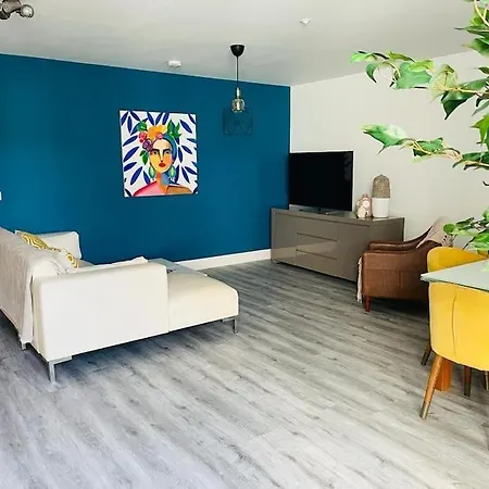 Апартаменты Stunning Huge Openplan 2Bed Flat Уокинг Экстерьер фото