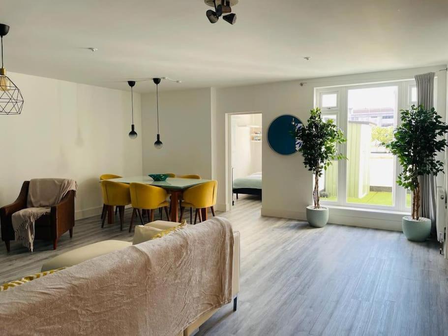 Stunning Huge Openplan 2bed Flat *