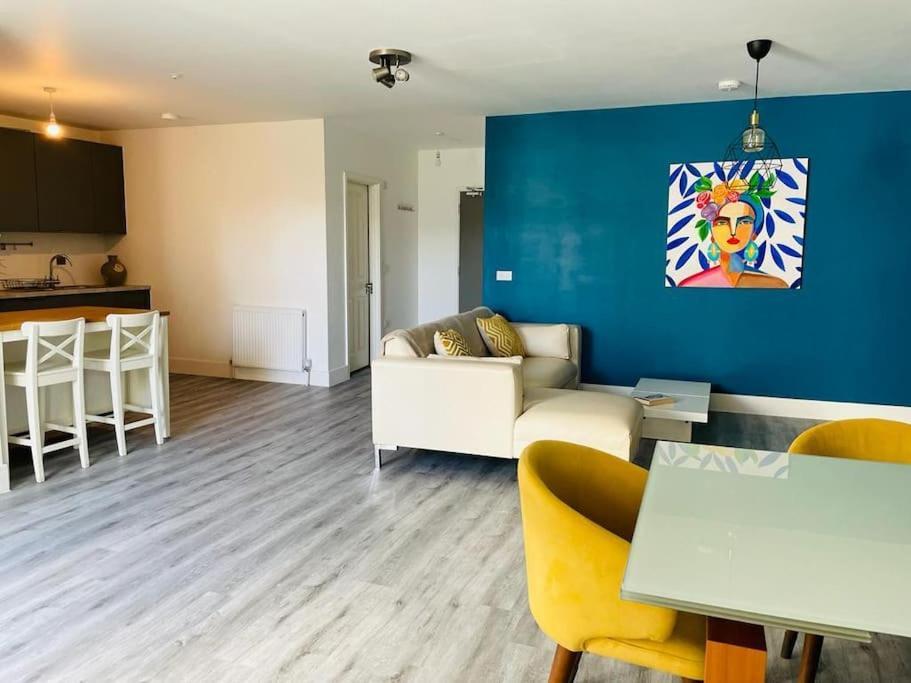 Stunning Huge Openplan 2bed Flat Apartment Woking